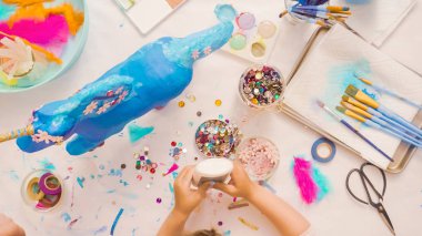 Adım adım. Kağıt çiçekler ve mücevher olan kağıt mache at boyalı ecorating.