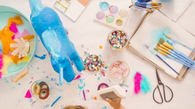 Adım adım. Kağıt çiçekler ve mücevher olan kağıt mache at boyalı ecorating.