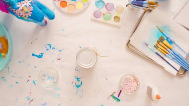 Adım adım. Kağıt çiçekler ve mücevher olan boyalı kağıt mache at dekorasyon.