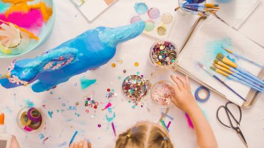 Adım adım. Kağıt çiçekler ve mücevher olan kağıt mache at boyalı ecorating.