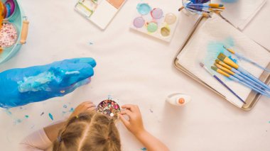 Adım adım. Kağıt çiçekler ve mücevher olan kağıt mache at boyalı ecorating.