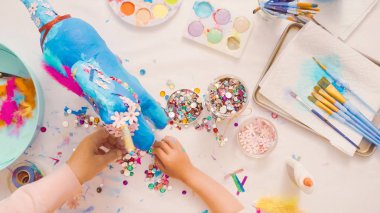 Adım adım. Kağıt çiçekler ve mücevher olan boyalı kağıt mache at dekorasyon.