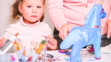 Anne ve kızı dekorasyon ve çiçek kağıt mache tek boynuzlu at mücevherlerle kağıt.