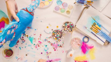 Adım adım. Kağıt çiçekler ve mücevher olan boyalı kağıt mache at dekorasyon.