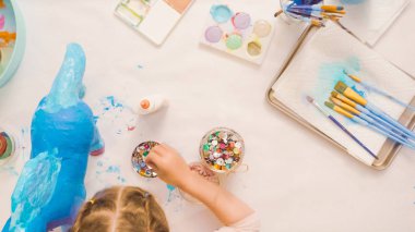 Adım adım. Kağıt çiçekler ve mücevher olan boyalı kağıt mache at dekorasyon.