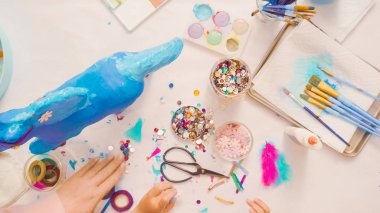 Adım adım. Anne ve kızı dekorasyon kağıt mache tek boynuzlu at birlikte.