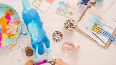 Adım adım. Kağıt çiçekler ve mücevher olan boyalı kağıt mache at dekorasyon.