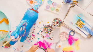 Adım adım. Kağıt çiçekler ve mücevher olan boyalı kağıt mache at dekorasyon.