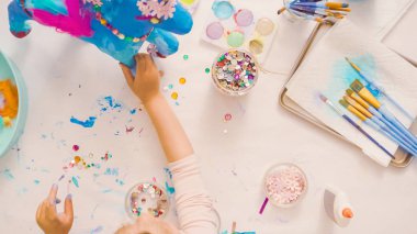 Adım adım. Kağıt çiçekler ve mücevher olan boyalı kağıt mache at dekorasyon.