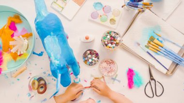 Adım adım. Kağıt çiçekler ve mücevher olan kağıt mache at boyalı ecorating.