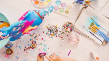 Adım adım. Kağıt çiçekler ve mücevher olan boyalı kağıt mache at dekorasyon.