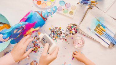 Adım adım. Anne ve kızı dekorasyon kağıt mache tek boynuzlu at birlikte.