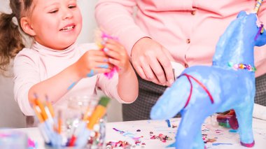 Anne ve kızı dekorasyon ve çiçek kağıt mache tek boynuzlu at mücevherlerle kağıt.