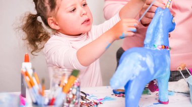 Anne ve kızı dekorasyon ve çiçek kağıt mache tek boynuzlu at mücevherlerle kağıt.