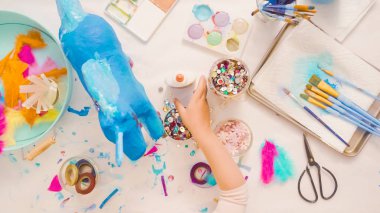 Adım adım. Kağıt çiçekler ve mücevher olan kağıt mache at boyalı ecorating.