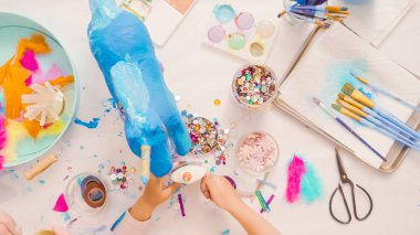 Adım adım. Kağıt çiçekler ve mücevher olan kağıt mache at boyalı ecorating.