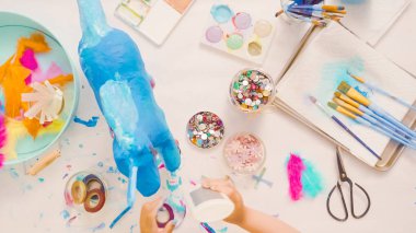 Adım adım. Kağıt çiçekler ve mücevher olan kağıt mache at boyalı ecorating.