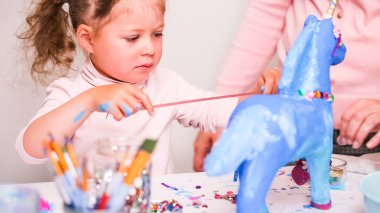 Anne ve kızı dekorasyon ve çiçek kağıt mache tek boynuzlu at mücevherlerle kağıt.