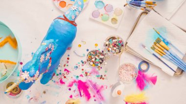 Adım adım. Kağıt çiçekler ve mücevher olan boyalı kağıt mache at dekorasyon.