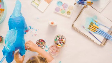 Adım adım. Kağıt çiçekler ve mücevher olan boyalı kağıt mache at dekorasyon.