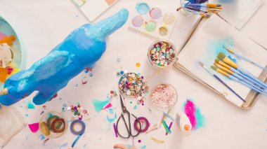 Adım adım. Kağıt çiçekler ve mücevher olan kağıt mache at boyalı ecorating.