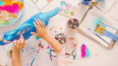 Adım adım. Kağıt çiçekler ve mücevher olan kağıt mache at boyalı ecorating.