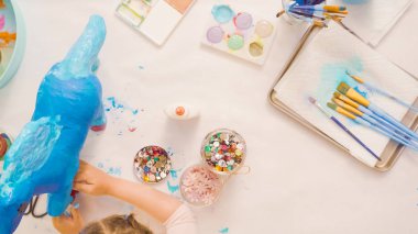 Adım adım. Kağıt çiçekler ve mücevher olan boyalı kağıt mache at dekorasyon.