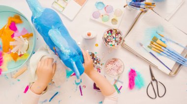 Adım adım. Kağıt çiçekler ve mücevher olan kağıt mache at boyalı ecorating.