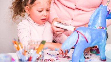 Anne ve kızı dekorasyon ve çiçek kağıt mache tek boynuzlu at mücevherlerle kağıt.