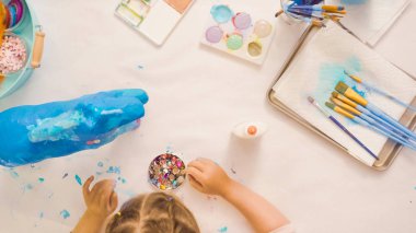 Adım adım. Kağıt çiçekler ve mücevher olan kağıt mache at boyalı ecorating.