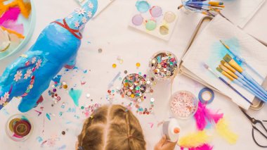 Adım adım. Kağıt çiçekler ve mücevher olan boyalı kağıt mache at dekorasyon.