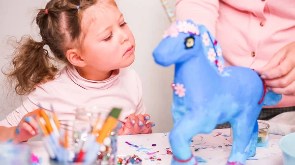 Mãe Filha Decorando Papel Mache Unicórnio Com Jóias Flores Papel — Fotografia de Stock