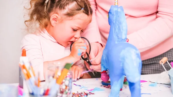 Mor Och Dotter Dekorera Papper Mache Unicorn Med Juveler Och — Stockfoto