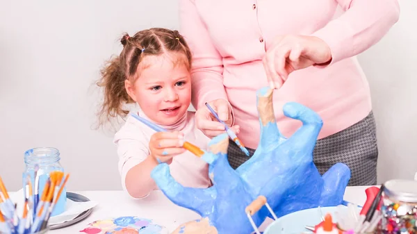 Mor Och Dotter Målning Papper Mache Unicorn Med Blå Måla — Stockfoto