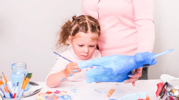 Madre Hija Pintando Papel Mache Unicornio Con Pintura Azul Juntas —  Fotos de Stock