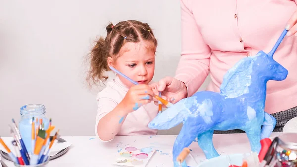 Madre Figlia Che Dipingono Unicorno Cartapesta Con Vernice Blu Insieme — Foto Stock