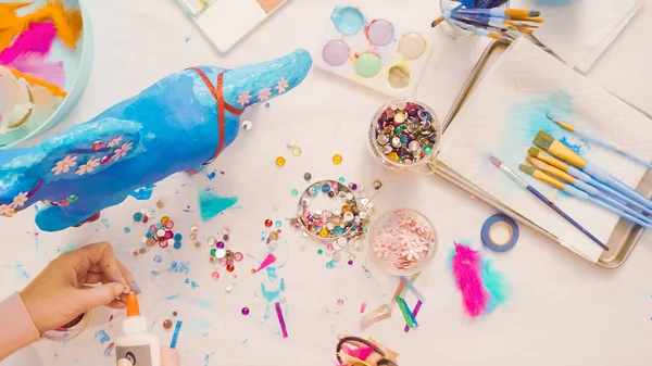 Passo Passo Mãe Filha Decorando Papel Mache Unicórnio Juntos — Fotografia de Stock