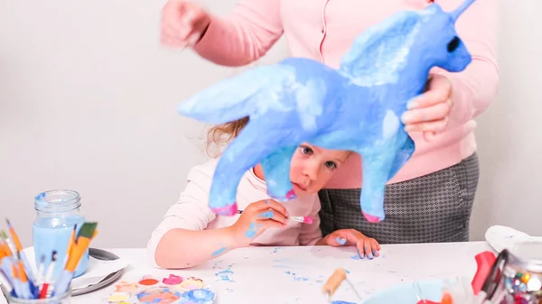 Mor Och Dotter Målning Papper Mache Unicorn Med Blå Måla — Stockfoto