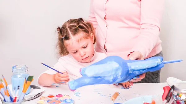 Mère Fille Peinture Papier Mache Licorne Avec Peinture Bleue Ensemble — Photo