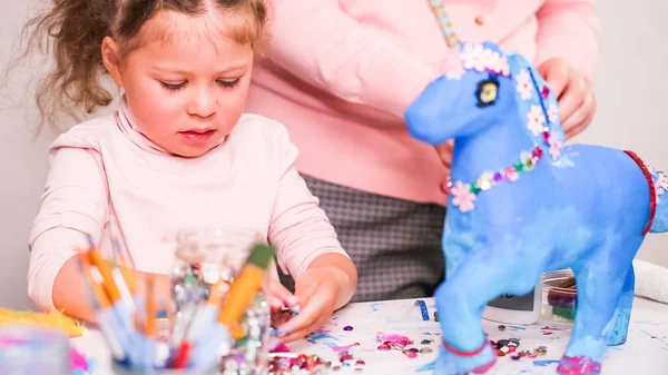 Mãe Filha Decorando Papel Mache Unicórnio Com Jóias Flores Papel — Fotografia de Stock