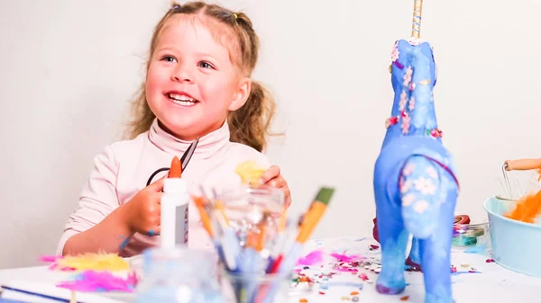 Menina Decorando Papel Mache Unicórnio Com Jóias Flores Papel — Fotografia de Stock