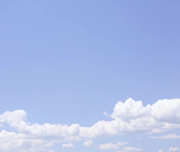 Cielo Azul Medio Día Con Poca Formación Nubes — Vídeo de stock