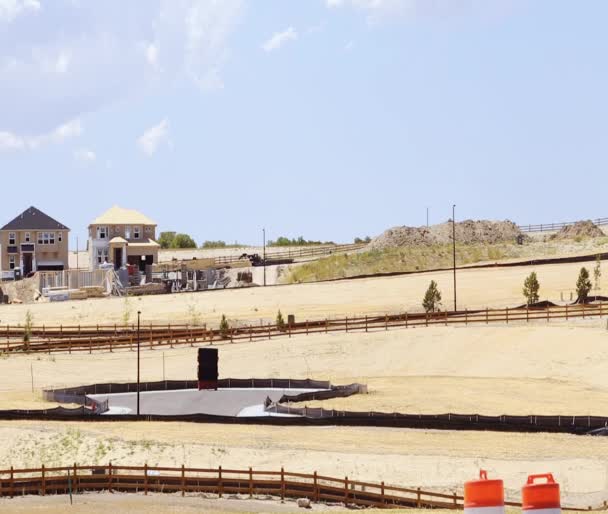 郊区社区新建筑的空梯度地段 — 图库视频影像