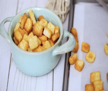 Taze yumurtalı ekmek kruton kabın içinde