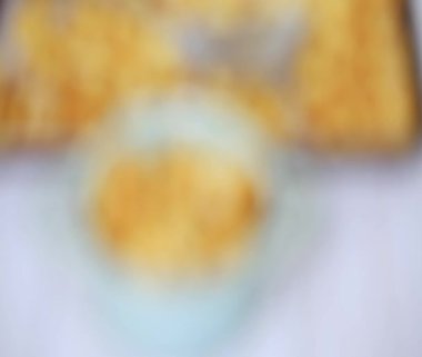 Taze yumurtalı ekmek kruton kabın içinde