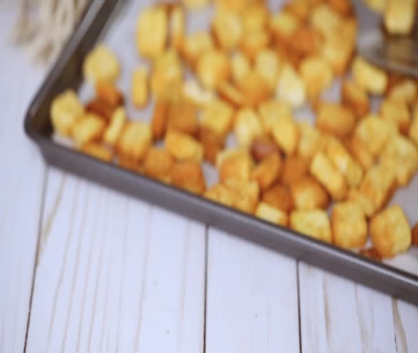 Frische French Toast Croutons Der Schüssel — Stockvideo