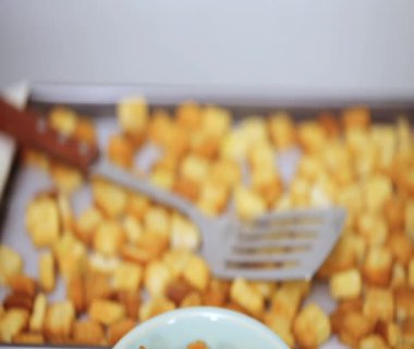 Taze yumurtalı ekmek kruton kabın içinde