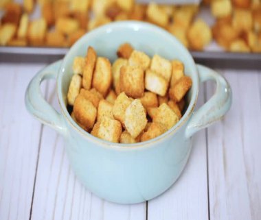 Taze yumurtalı ekmek kruton kabın içinde