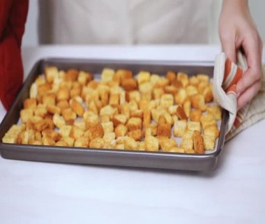 Sac pişirme üzerinde taze yumurtalı ekmek kruton.