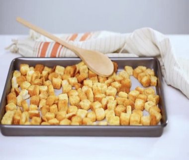 Sac pişirme üzerinde taze yumurtalı ekmek kruton.
